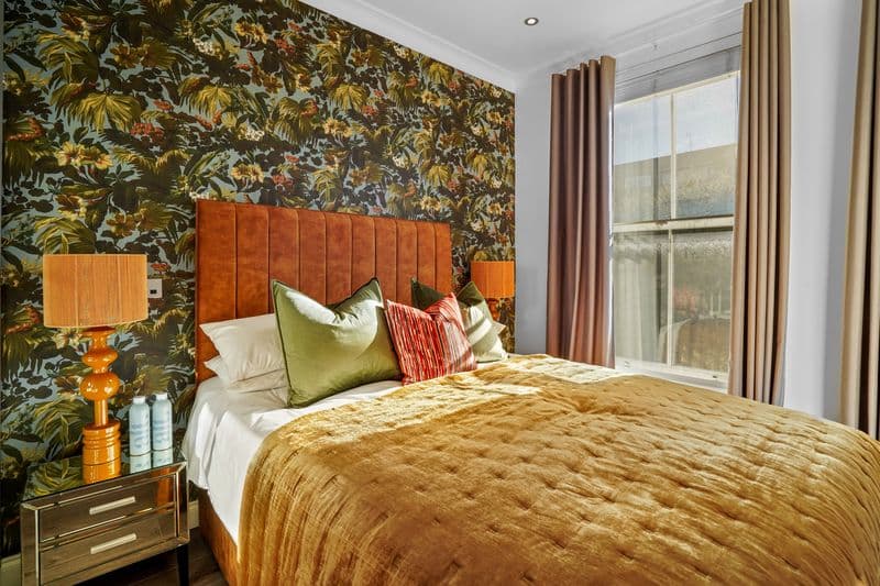 bedroom glat G